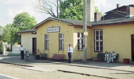 "Nowa Wieś Mochy koło Wolsztyna", budynek stacyjny i zawiadowca, 2.05.1998....